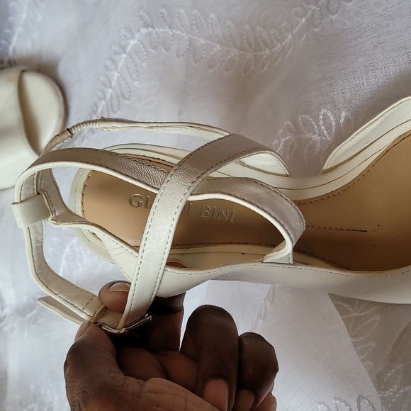 Gianni Bini Women's Off White Sandals  Size 5 M - Picture 3 of 11